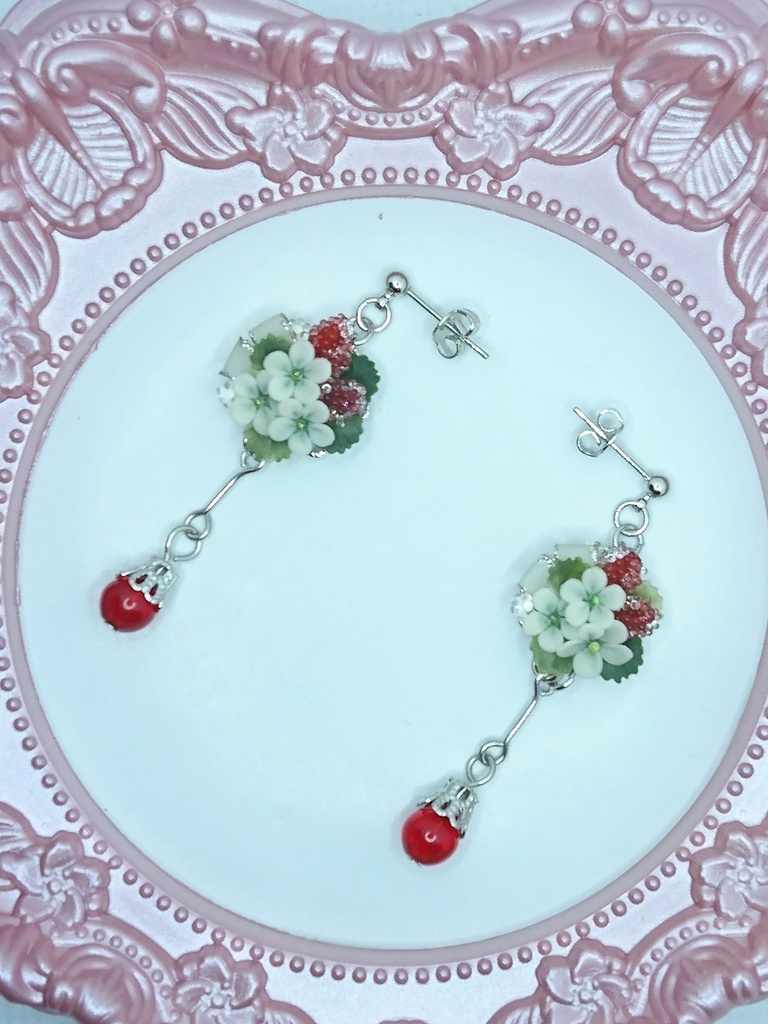 EB10【BOOTH限定】ワイルドストロベリーのブーケピアス(サージカルステンレス)パーツ変更可