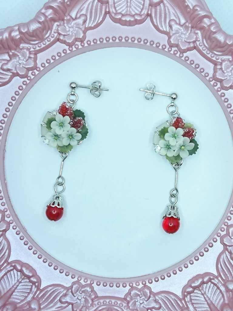 EB10【BOOTH限定】ワイルドストロベリーのブーケピアス(サージカルステンレス)パーツ変更可