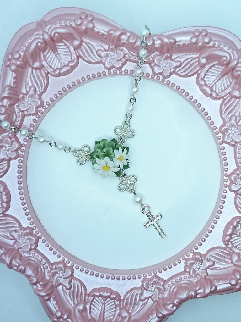 EB11【BOOTH限定】マーガレットとクローバーのブーケミニロザリオネックレス