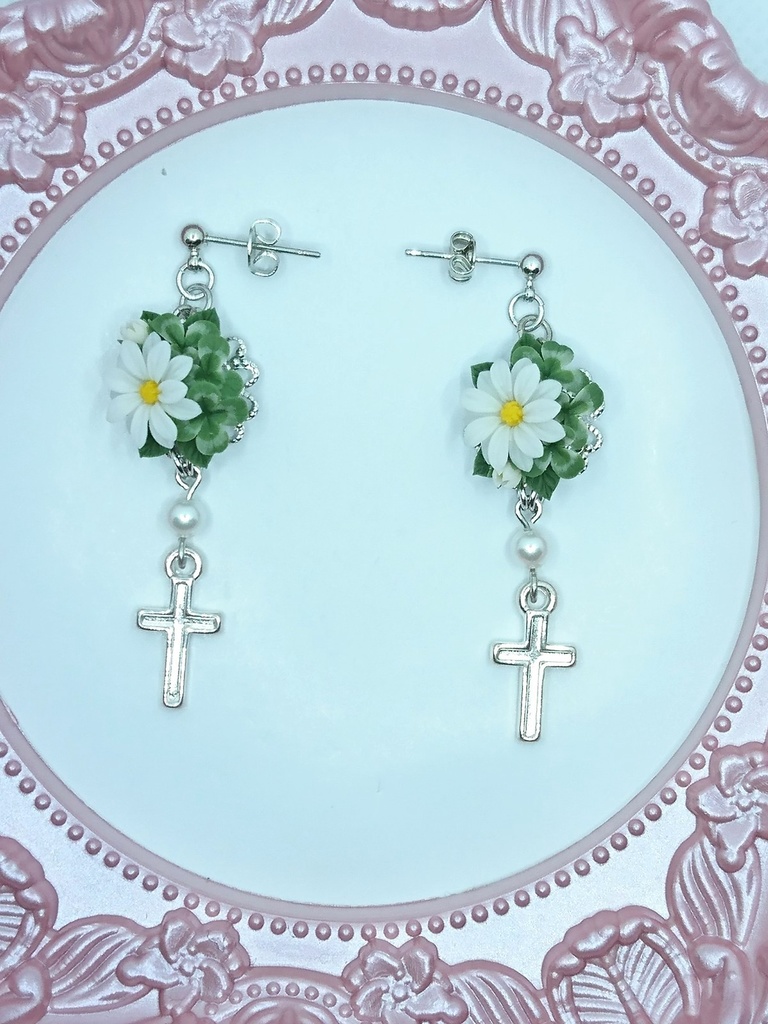 EB12【BOOTH限定】マーガレットとクローバーのブーケピアス(サージカルステンレス)パーツ変更可