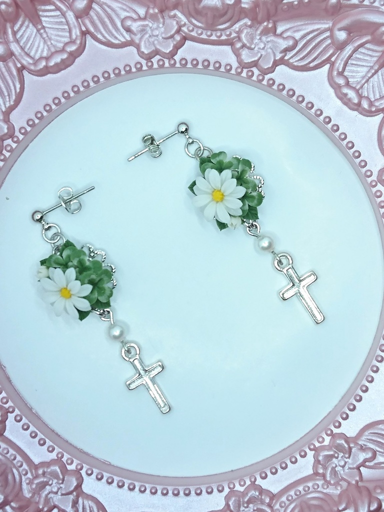 EB12【BOOTH限定】マーガレットとクローバーのブーケピアス(サージカルステンレス)パーツ変更可