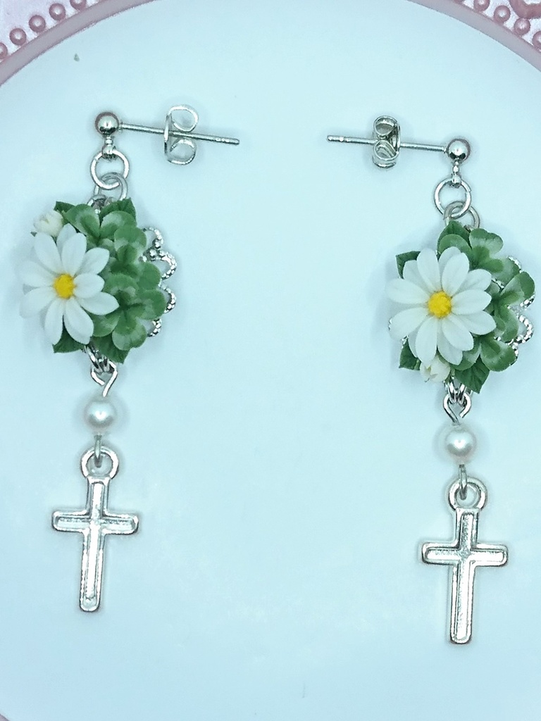 EB12【BOOTH限定】マーガレットとクローバーのブーケピアス(サージカルステンレス)パーツ変更可