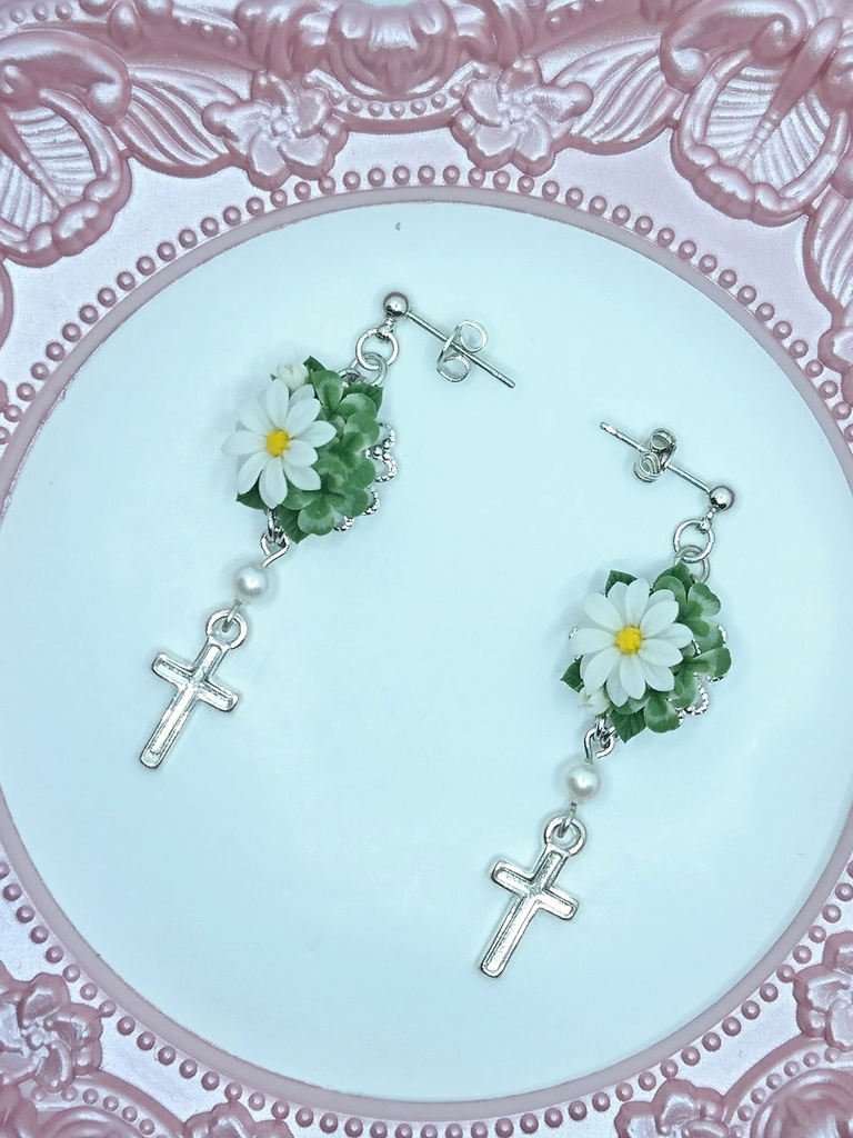 EB12【BOOTH限定】マーガレットとクローバーのブーケピアス（サージカルステンレス）パーツ変更可