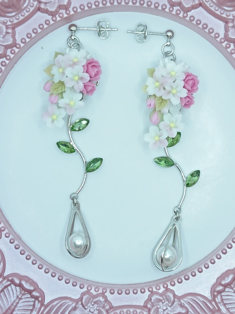 桜のキャスケードブーケピアス(サージカルステンレス)/イヤリング/樹脂ノンホールピアス/クリップ式イヤリング(サージカルステンレス)