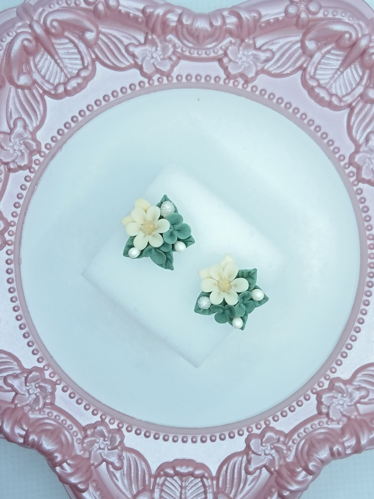 95 クローバーのミニブーケピアス①