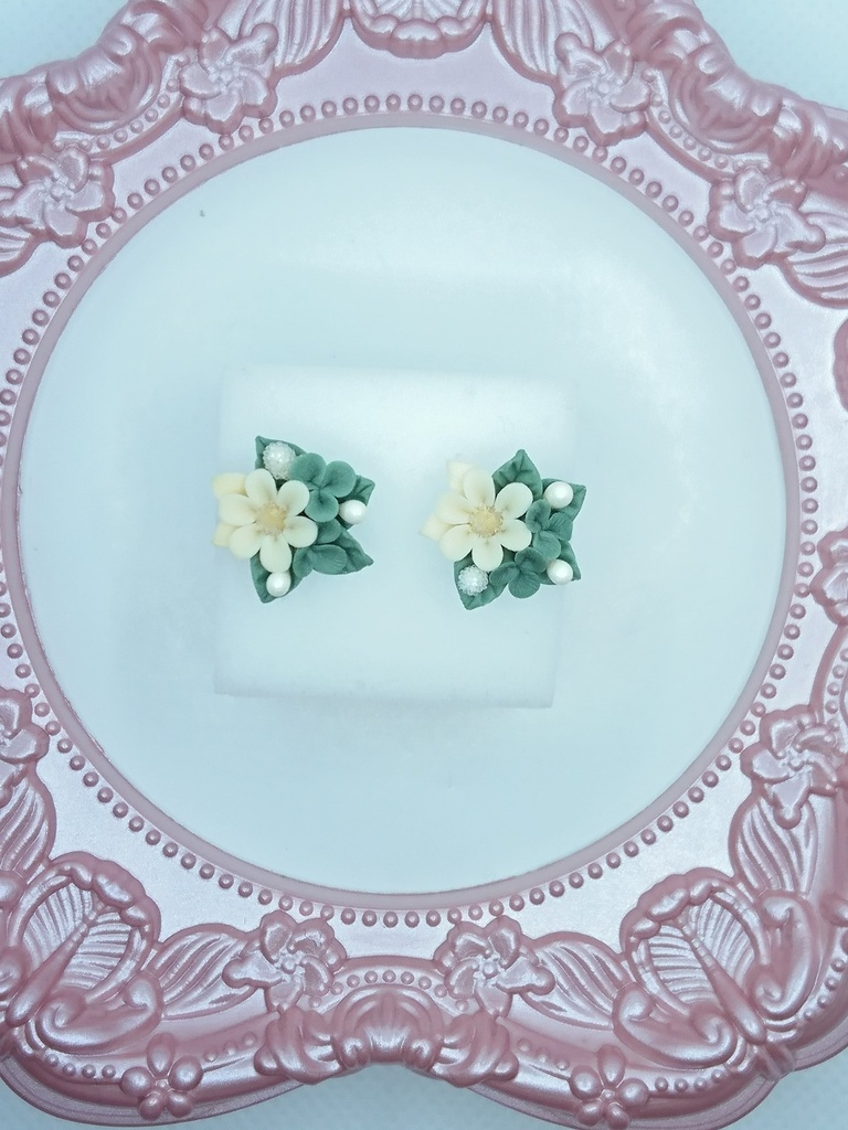 95 クローバーのミニブーケピアス①