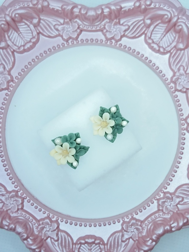 95 クローバーのミニブーケピアス①