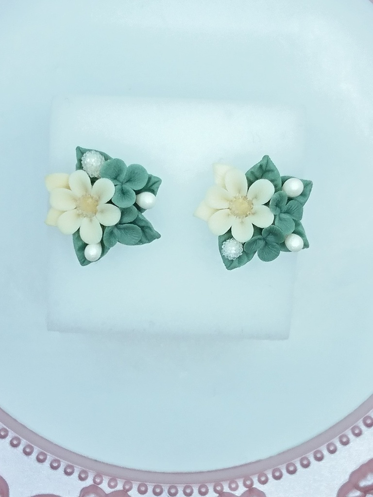 95 クローバーのミニブーケピアス①