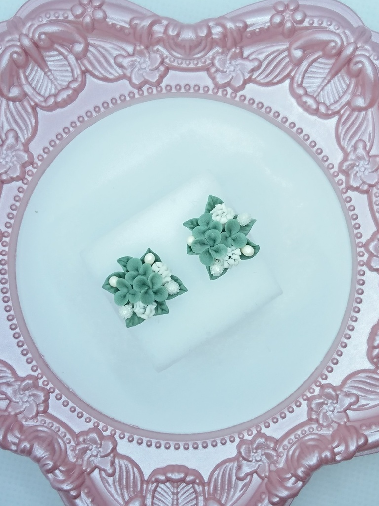 クローバーのミニブーケピアス②