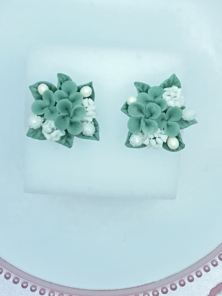 クローバーのミニブーケピアス②