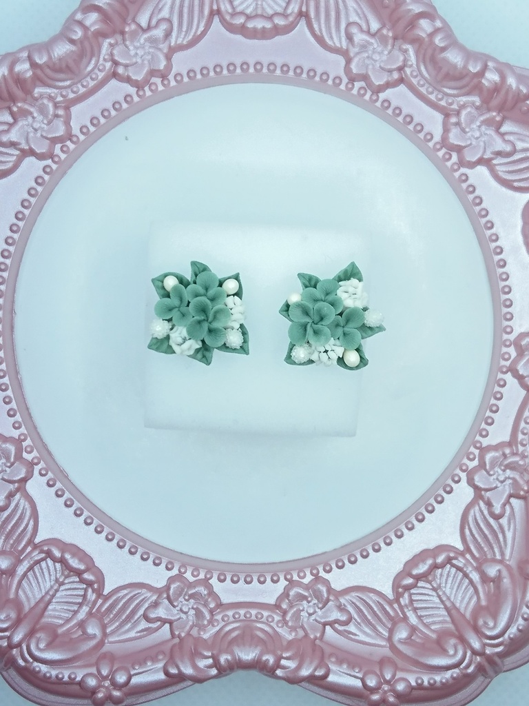 クローバーのミニブーケピアス②