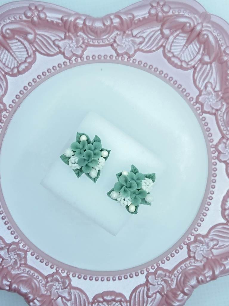 クローバーのミニブーケピアス②