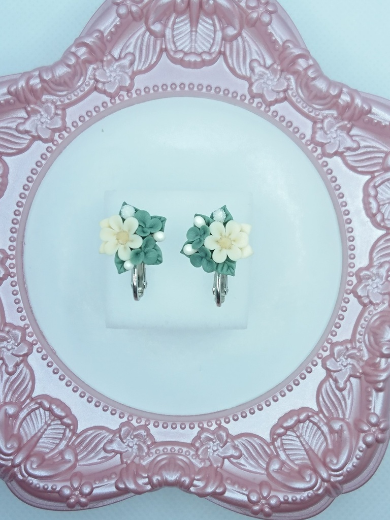 97 クローバーのミニブーケイヤリング①