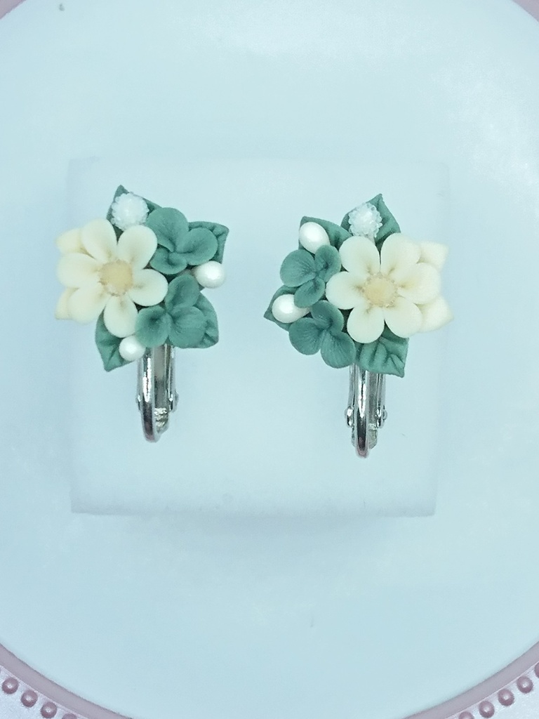 97 クローバーのミニブーケイヤリング①