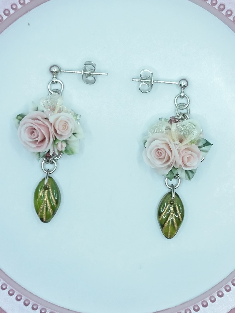 83 ピンクのバラブーケピアス(サージカルステンレス)パーツ変更可