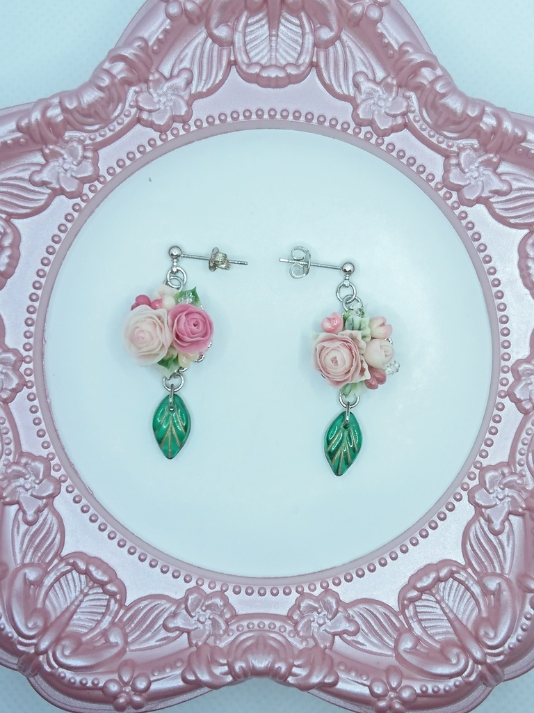 82 カップ咲きのバラブーケのピアス(サージカルステンレス)パーツ変更可