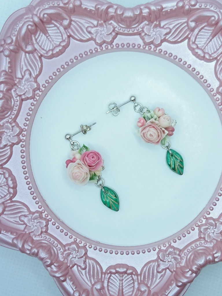 82 カップ咲きのバラブーケのピアス(サージカルステンレス)パーツ変更可