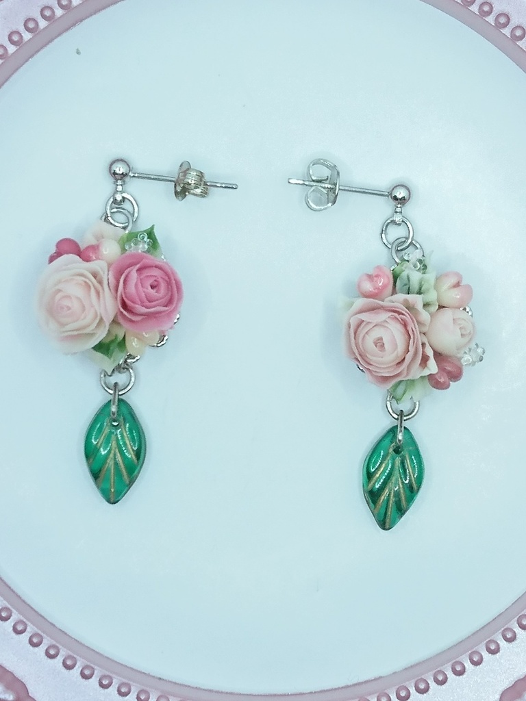 82 カップ咲きのバラブーケのピアス(サージカルステンレス)パーツ変更可