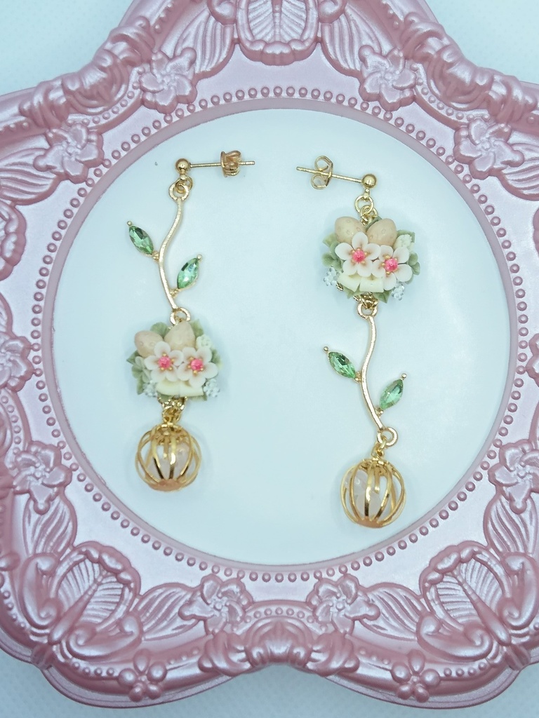 100 ピンクの苺ブーケピアス(サージカルステンレス)パーツ変更可