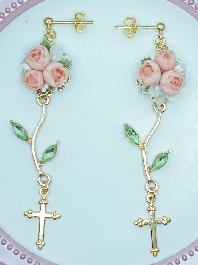 102 カップ咲きサーモンピンクのバラブーケピアス(サージカルステンレス)パーツ変更可