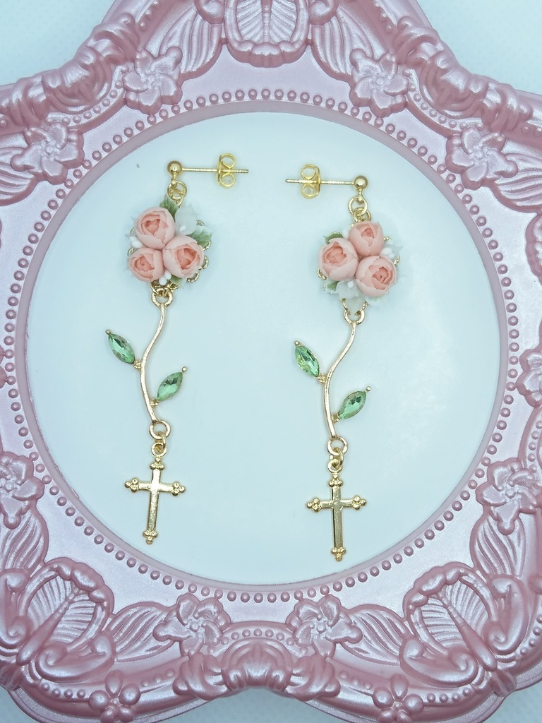 102 カップ咲きサーモンピンクのバラブーケピアス(サージカルステンレス)パーツ変更可