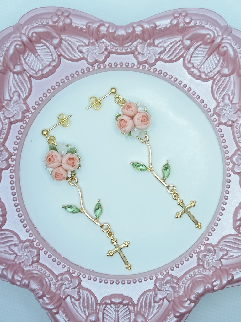 102 カップ咲きサーモンピンクのバラブーケピアス(サージカルステンレス)パーツ変更可