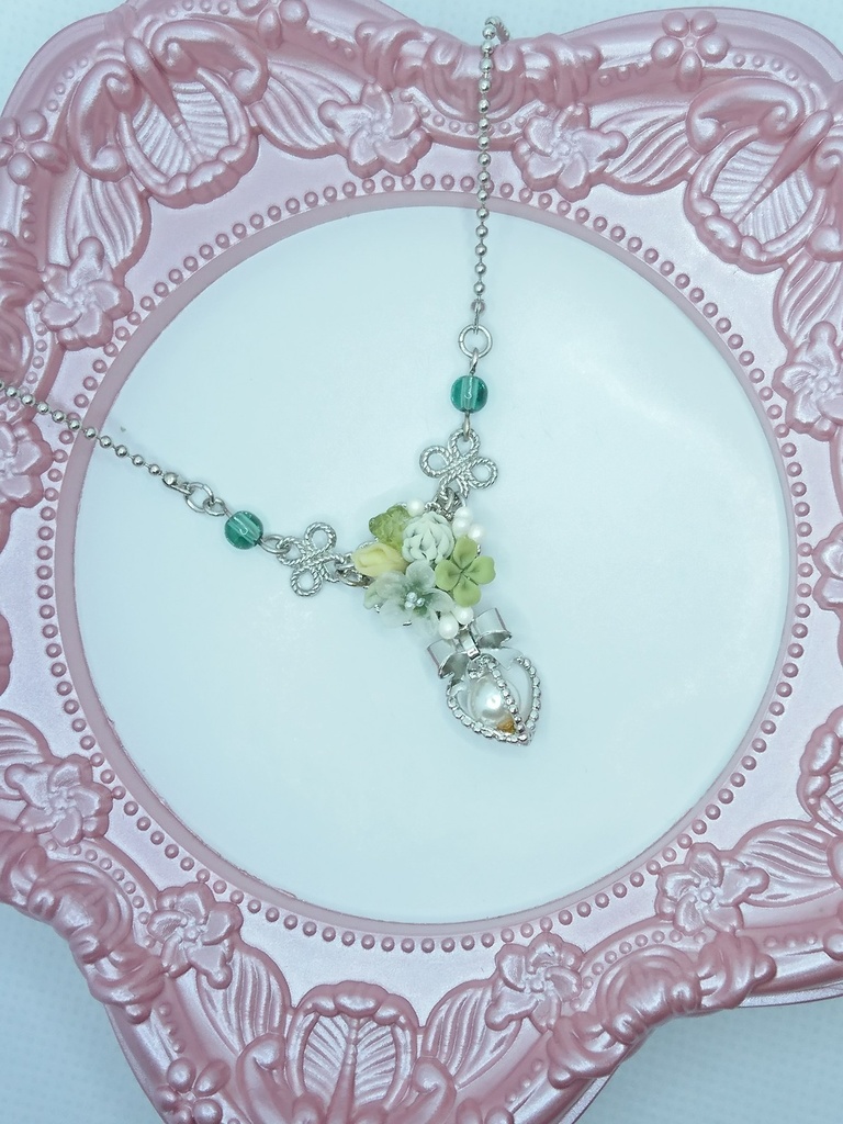 106 シロツメクサとクローバーのミニブーケネックレス