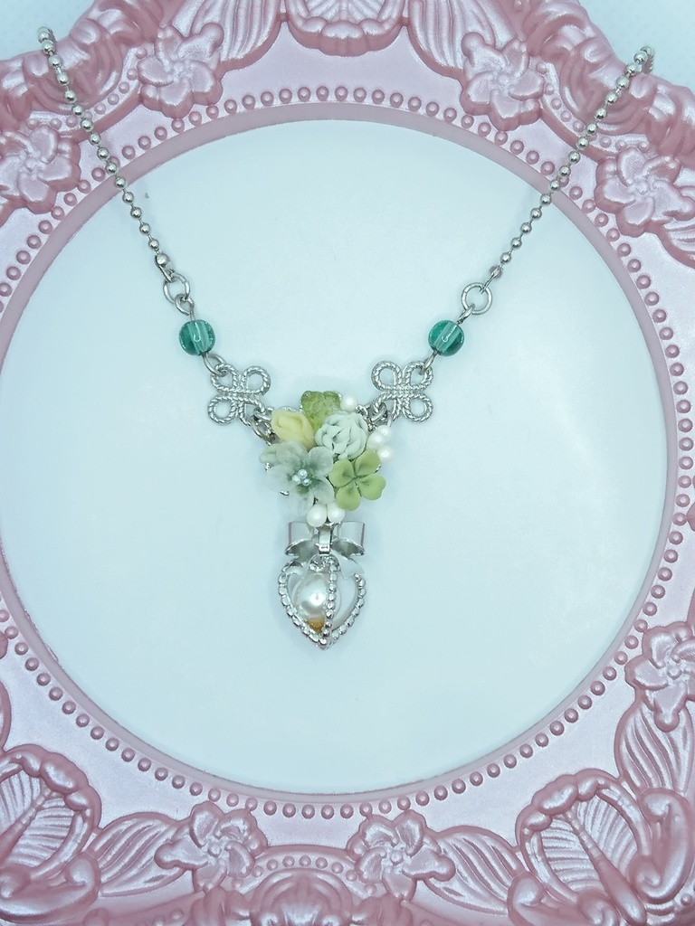 106 シロツメクサとクローバーのミニブーケネックレス