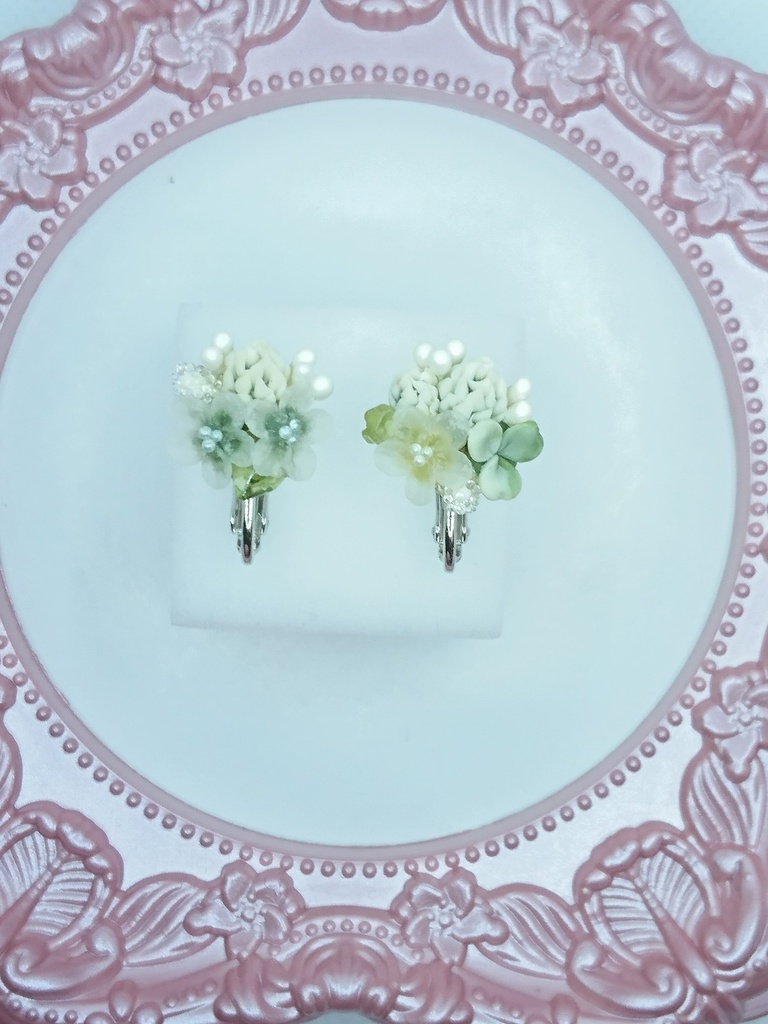 103 シロツメクサとクローバーのミニブーケイヤリング