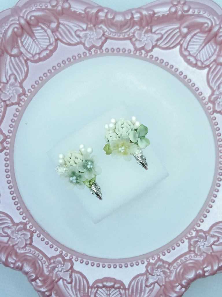 103 シロツメクサとクローバーのミニブーケイヤリング