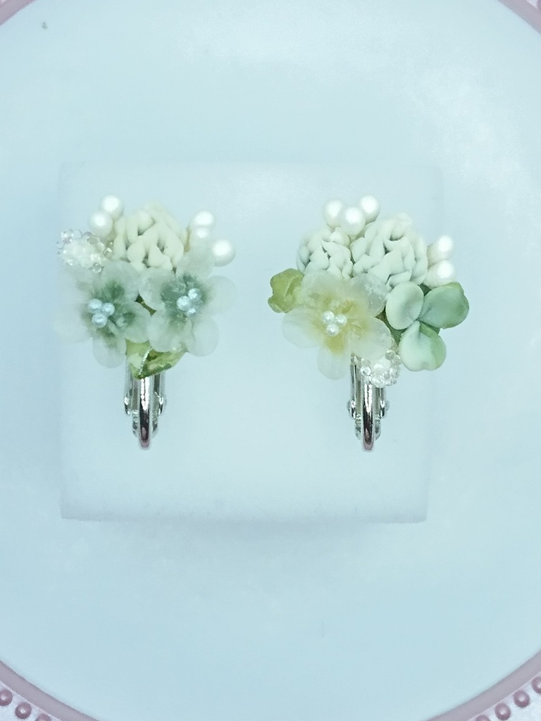 103 シロツメクサとクローバーのミニブーケイヤリング