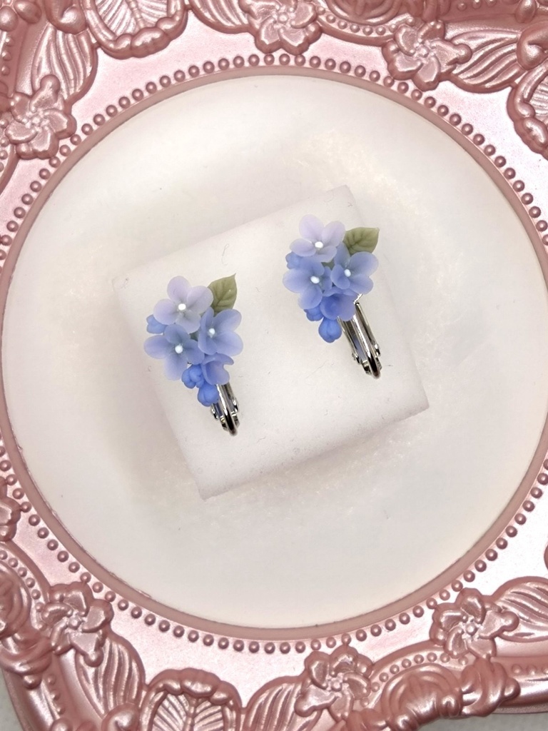 181 ライラックのミニブーケイヤリング(青)