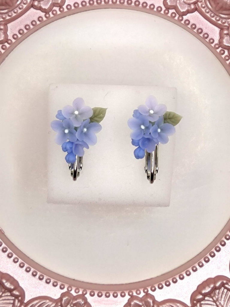 181 ライラックのミニブーケイヤリング(青)