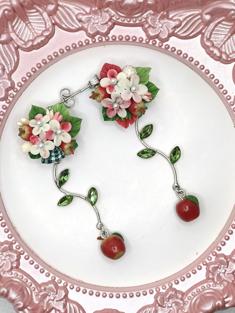 127 赤林檎のブーケピアス(サージカルステンレス)パーツ変更可