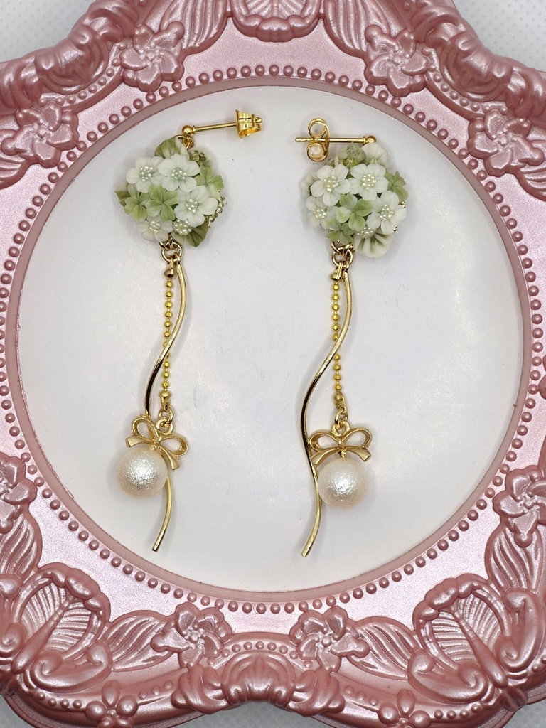 131 クローバーと野ばらのブーケピアス(ゴールド)(サージカルステンレス)パーツ変更可