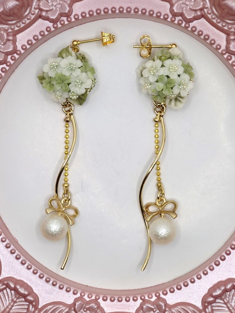 131 クローバーと野ばらのブーケピアス(ゴールド)(サージカルステンレス)パーツ変更可