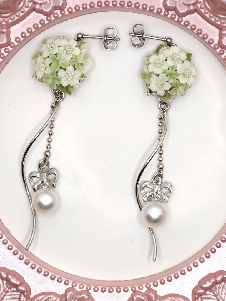 132 クローバーと野ばらのブーケピアス(シルバー)(サージカルステンレス)パーツ変更可