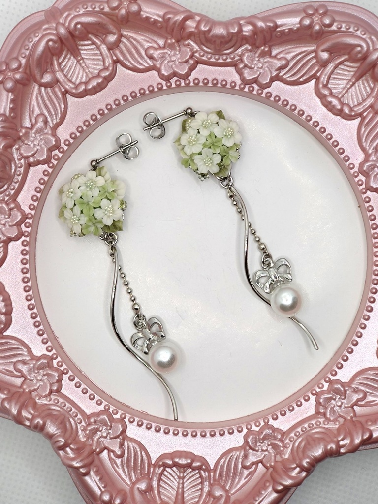 132 クローバーと野ばらのブーケピアス(シルバー)(サージカルステンレス)パーツ変更可