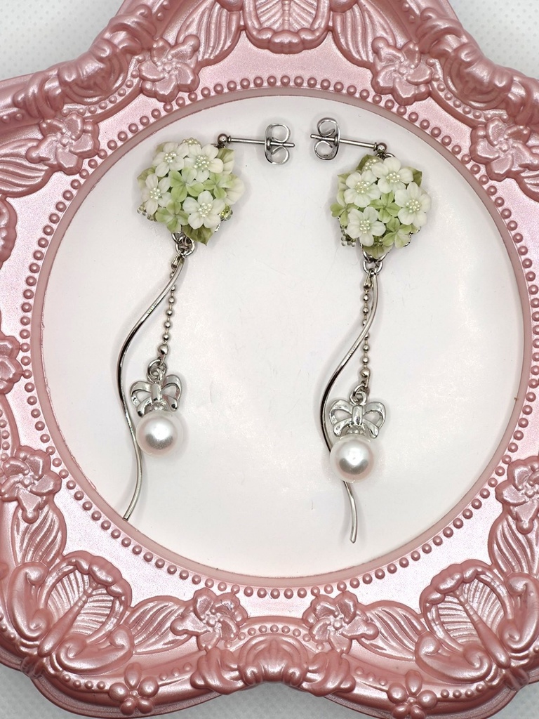 132 クローバーと野ばらのブーケピアス(シルバー)(サージカルステンレス)パーツ変更可