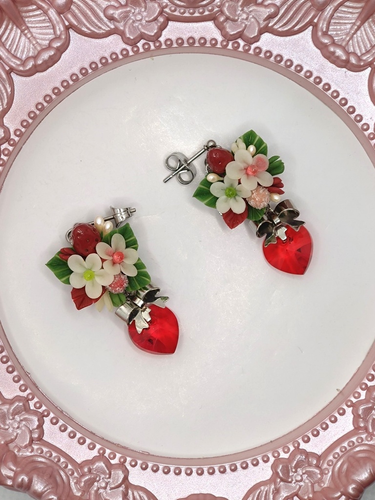 134 赤苺のブーケピアス(サージカルステンレス)パーツ変更可