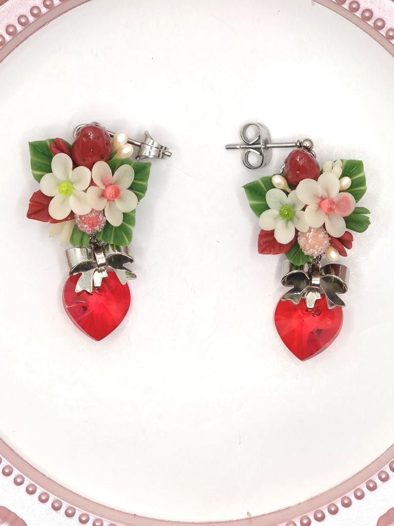 134 赤苺のブーケピアス(サージカルステンレス)パーツ変更可