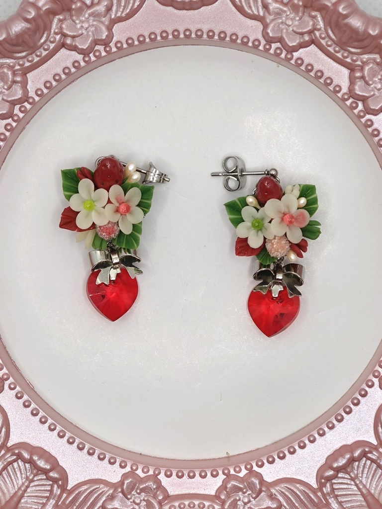 134 赤苺のブーケピアス(サージカルステンレス)パーツ変更可