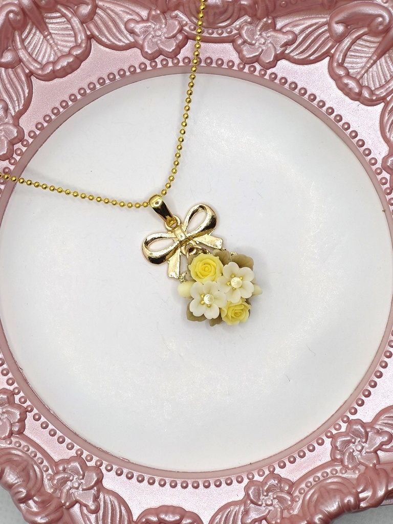 桜と黄色のバラブーケネックレス