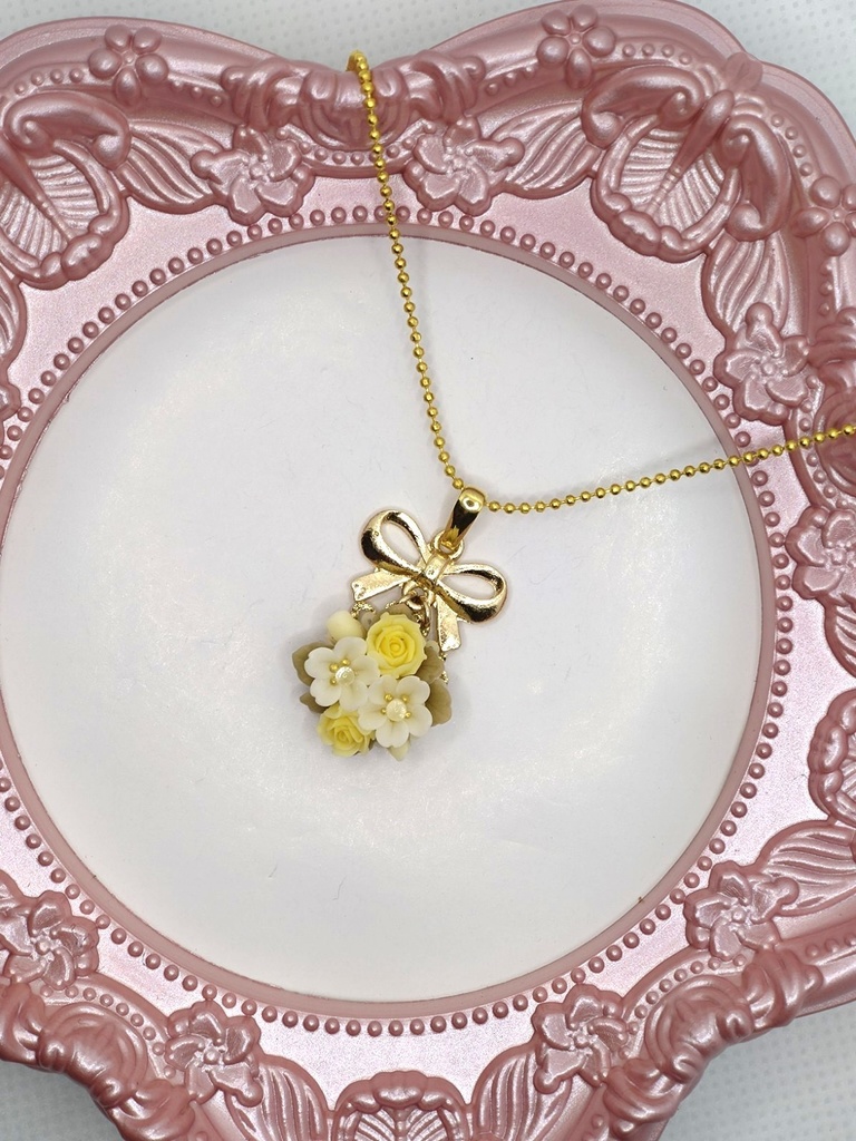 桜と黄色のバラブーケネックレス