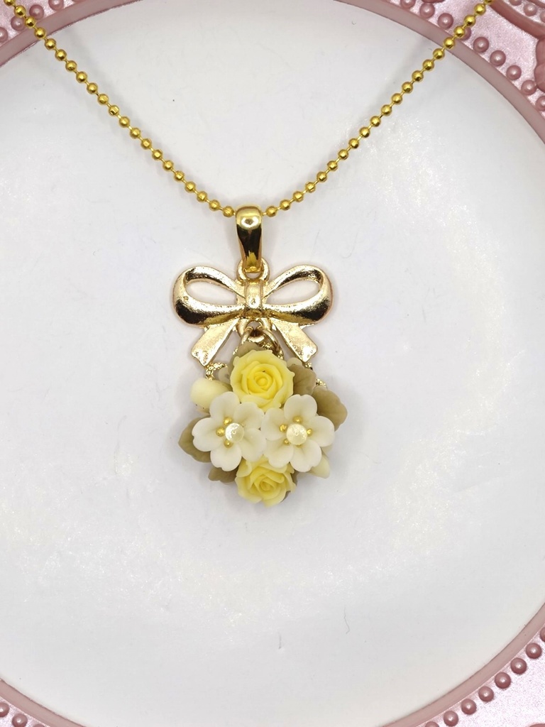 桜と黄色のバラブーケネックレス