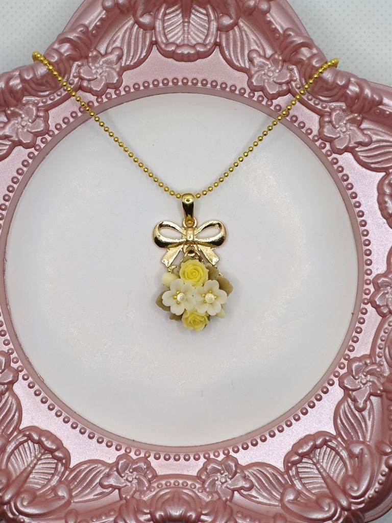 桜と黄色のバラブーケネックレス