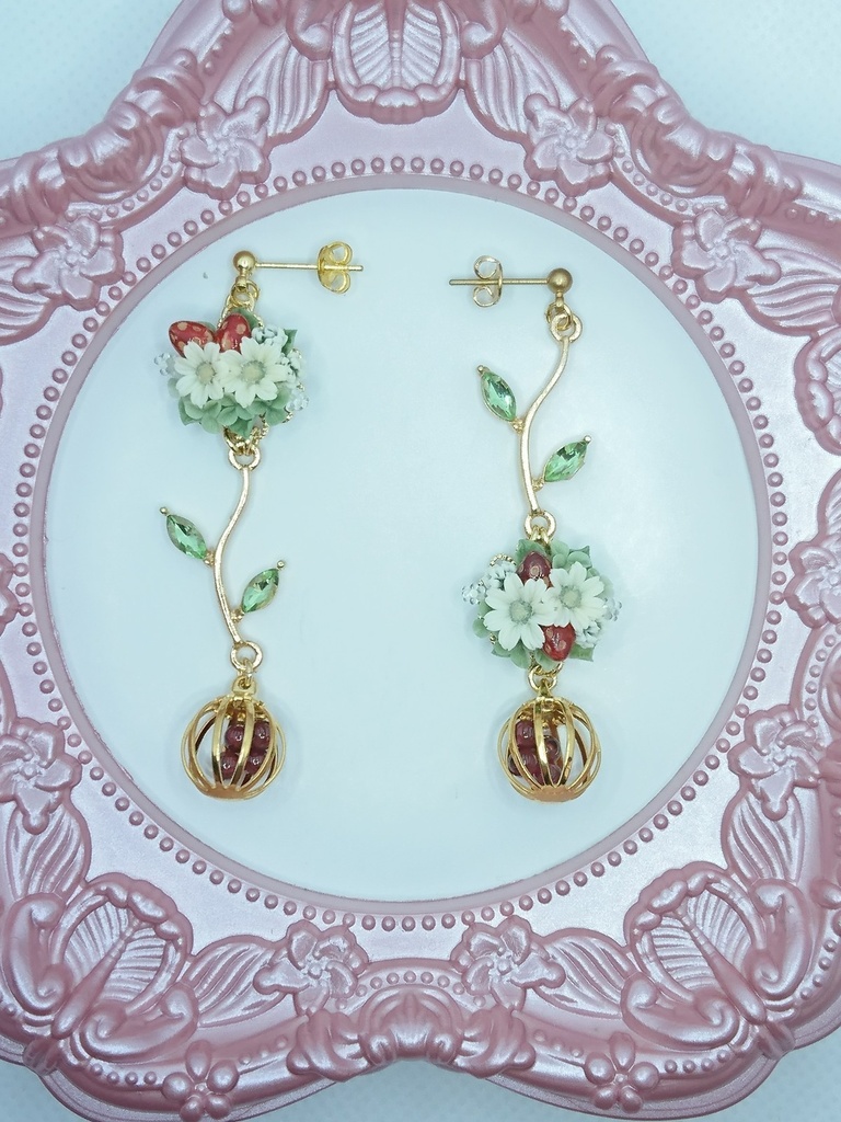 101 苺とクローバーのブーケピアス(サージカルステンレス)パーツ変更可