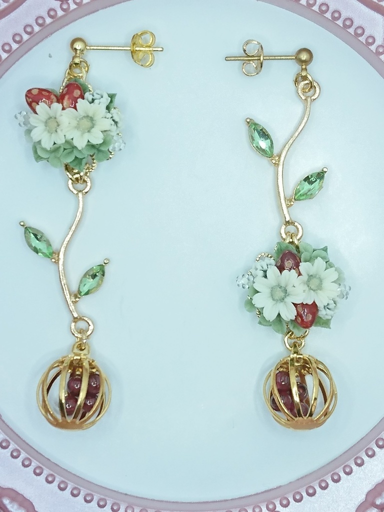 101 苺とクローバーのブーケピアス(サージカルステンレス)パーツ変更可