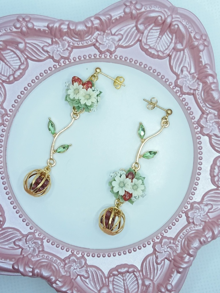 101 苺とクローバーのブーケピアス（サージカルステンレス）パーツ変更可