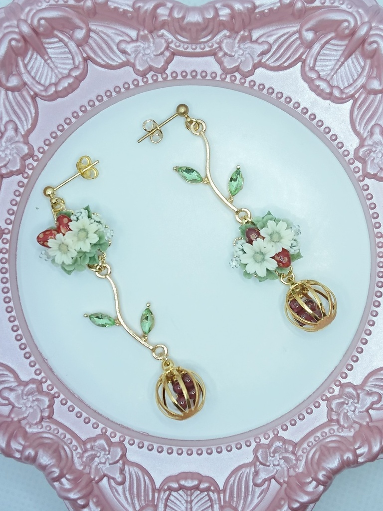 101 苺とクローバーのブーケピアス(サージカルステンレス)パーツ変更可